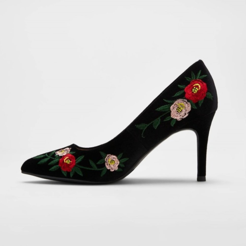 🌸🦋🌿WOMEN'S HEELS WITH EMBROIDERED FLOWERS 7.5 💐